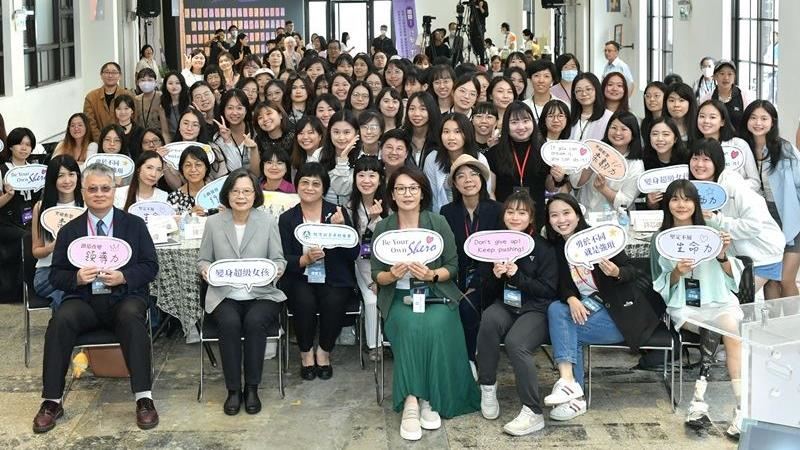 超級女孩齊聚臺灣女孩日 傳承超人精神