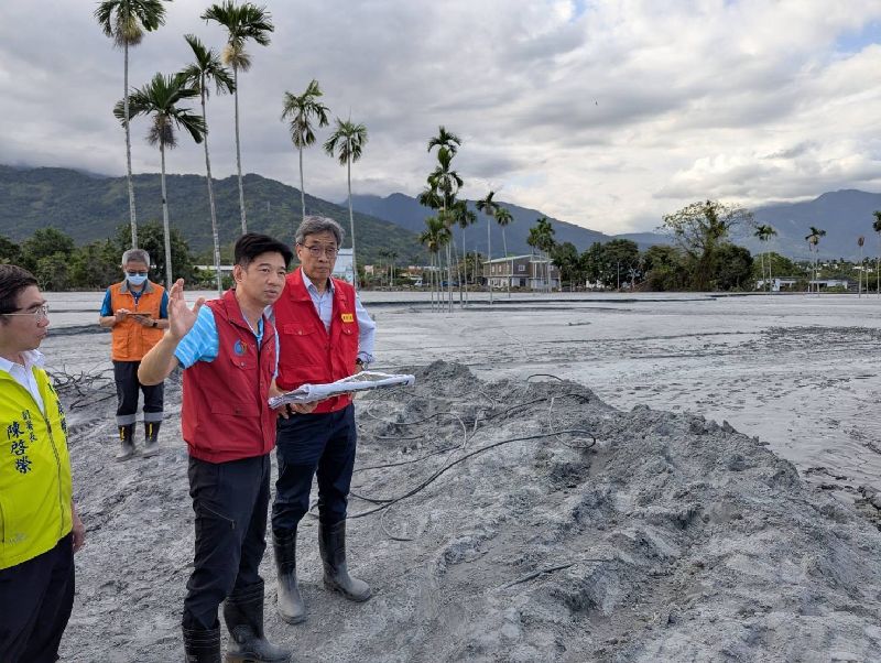 花蓮馬太鞍溪堰塞湖溢流釀災，災區農田大面積受損、灌溉系統也受到嚴重堵塞，農業部長陳駿季（右）11日到災區查看受損農田現況。（農業部提供）
