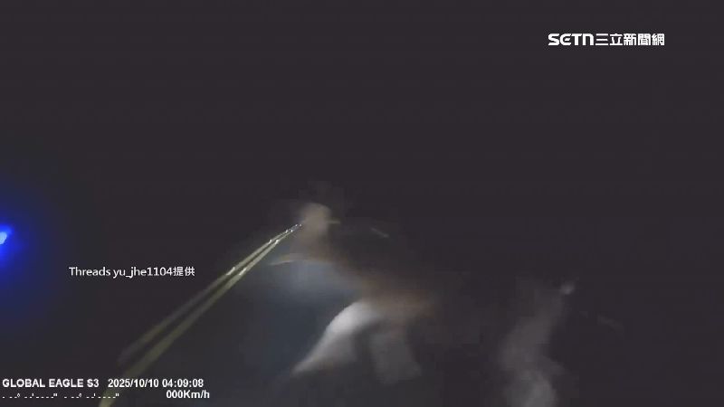 一名男子騎車時，一隻公鹿突從旁邊衝出