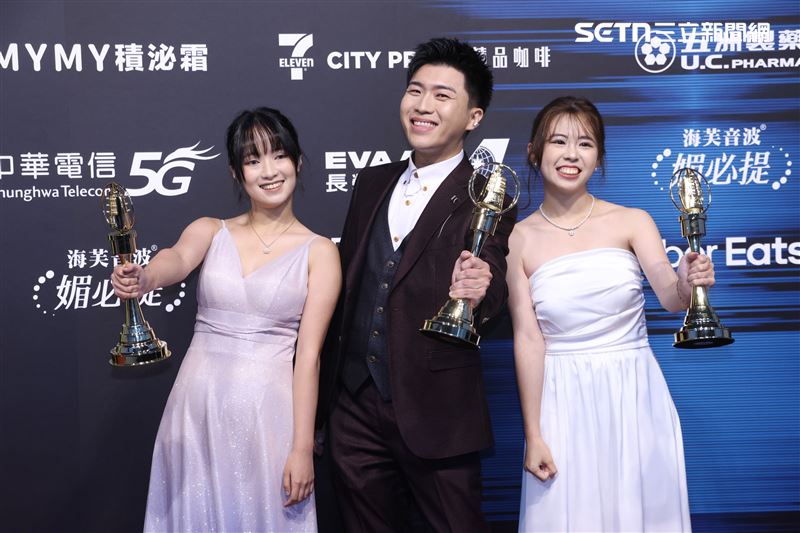 內克吳宇軒（中）奪下少年節目主持人獎帶學生一起上台，擊敗常勝軍屠潔。（圖／記者鄭孟晃攝影）