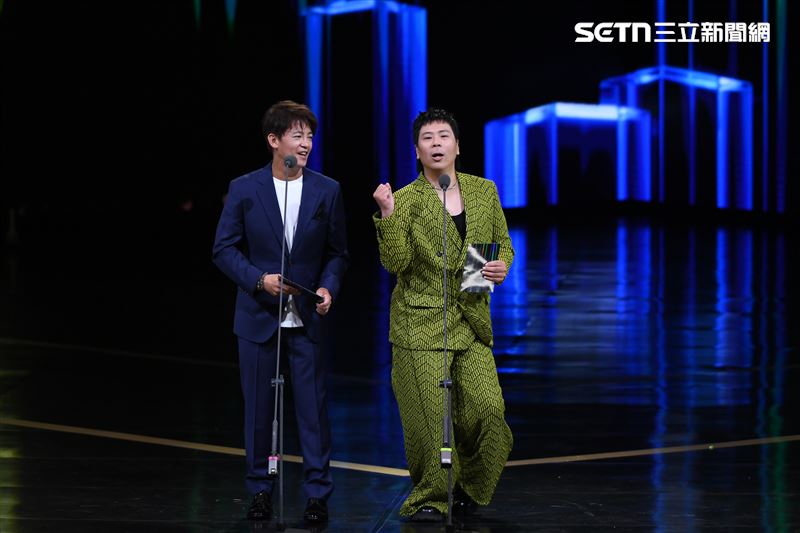謝哲青（左）與歌手邵大倫攜手擔任頒獎嘉賓。（圖／三立提供）