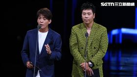 謝哲青（左）與歌手邵大倫攜手擔任頒獎嘉賓。（圖／三立提供）