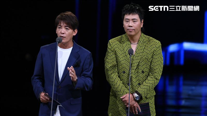謝哲青（左）與歌手邵大倫攜手擔任頒獎嘉賓。（圖／三立提供）