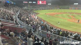 樂天桃猿季後挑戰賽G2，湧進滿場18000人。（圖／記者黃耿誼攝影）