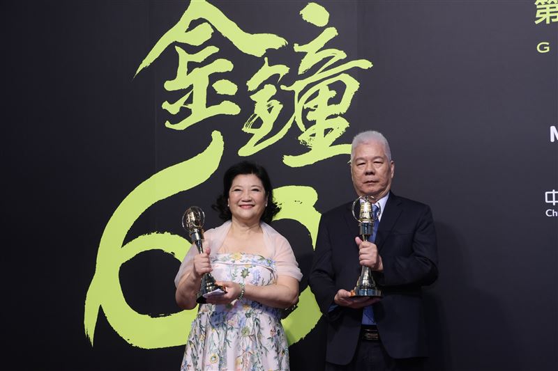 廖江華（右）、倪蓓蓓（左）獲頒廣播金鐘獎特別貢獻獎。（圖／記者鄭孟晃攝影）