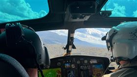 法商Thales打造全球首架能在飛行中「重寫自己程式」的展示直升機，開啟軍工測試零延遲時代。透過AI與5G加密連線，地面工程師可即時修改航電系統、重啟顯示介面，實現「飛行即開發」的新模式。從傳統數週修正縮短至幾分鐘，軍用航空正式邁入軟體定義戰場的全新紀元。（圖／翻攝自法商Thales網站） 