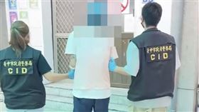 毒駕撞死茶行闆娘！BMW男「雙腳包腿」行動緩慢　2警攙扶移送