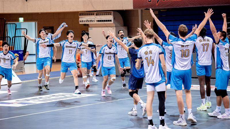 台鋼天鷹展現強烈求勝決心,靠著洋將睿克與思丹火力全開,以25:19、22:25、26:24、19:25、15:10,總局數3比2拿下例行賽首勝。(圖/TPVL提供)
