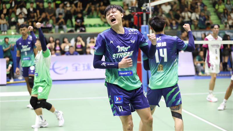 地主臺中連莊則以26:24、26:24、25:15、直落三擊退桃園雲豹飛將,笑擁開季4連勝。(圖/TPVL提供)