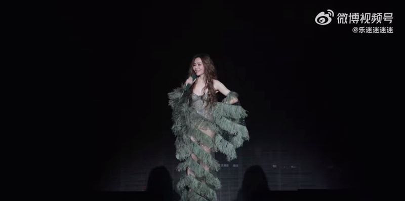 張靚穎跌落舞台。（圖／翻攝自微博）
