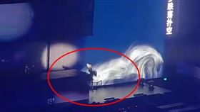 張靚穎跌落舞台。（圖／翻攝自微博）