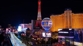 拉斯維加斯知名飯店巴黎酒店，因旅客控訴隱性收費事件引發爭議。（圖／達志／美聯社）