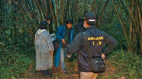 賴女遭殺害棄屍三峽山區，18天後，警方才在林間尋獲她已腐化成白骨的屍體。（東森新聞提供）
