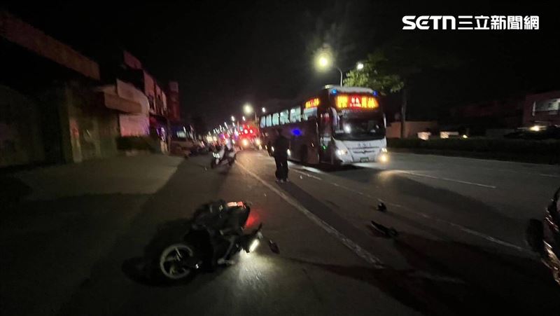 疑騎士分心釀禍，撞上轎車後後座少女再彈撞對向的公車，搶救後仍回天乏術。(圖/翻攝畫面)