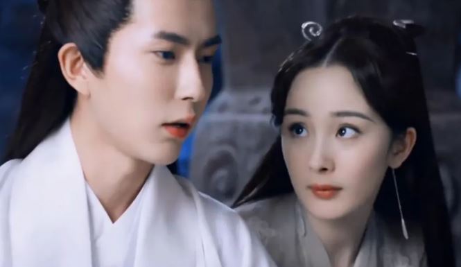 于朦朧（左）9月墜樓身亡，好友楊冪（右）得知後悲痛不已。（圖／翻攝自微博）