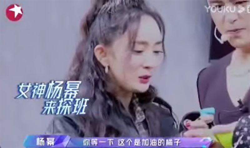 楊冪曾特地探班綜藝節目《追光吧！哥哥》，送上橘子替于朦朧打氣。（圖／翻攝自Astro QJ FB）