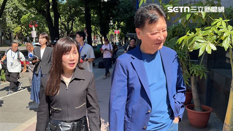 國民黨台北市議員柳采葳在趙少康陪同下進入中山分局報案。（圖／記者楊忠翰攝影）