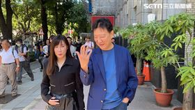 國民黨台北市議員柳采葳在趙少康陪同下進入中山分局報案。（圖／記者楊忠翰攝影）