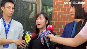 國民黨台北市議員柳采葳在趙少康陪同下進入中山分局報案。（圖／記者楊忠翰攝影）