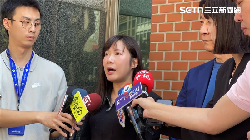 國民黨台北市議員柳采葳在趙少康陪同下進入中山分局報案。（圖／記者楊忠翰攝影）