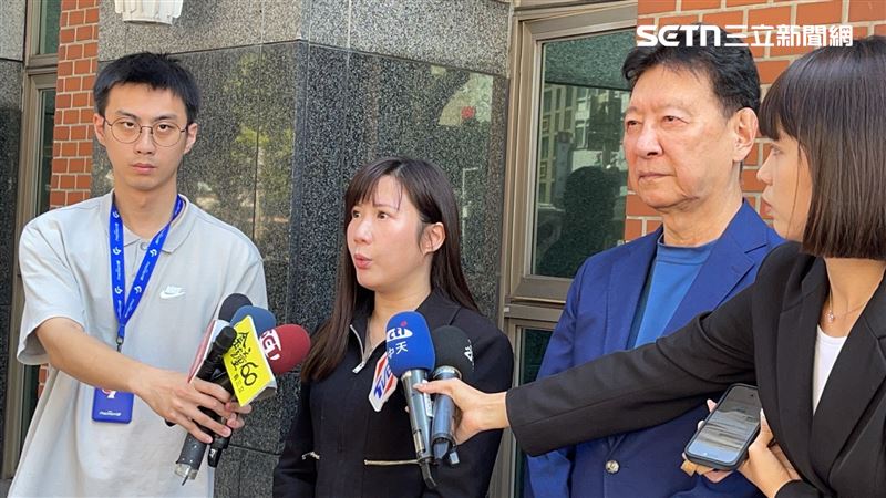 國民黨台北市議員柳采葳在趙少康陪同下進入中山分局報案。（圖／記者楊忠翰攝影）