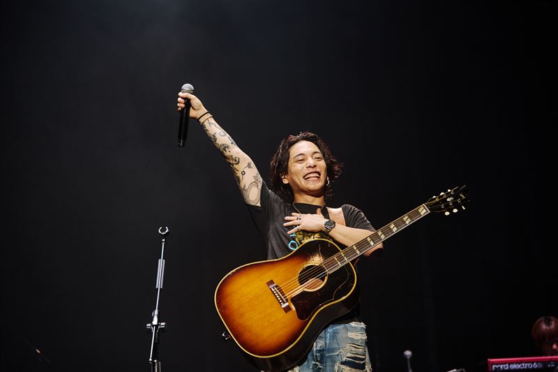 優里感性回憶自己五、六年前還在日本街頭拿著一把吉他唱歌。（圖／大鴻藝術BIG ART提供）