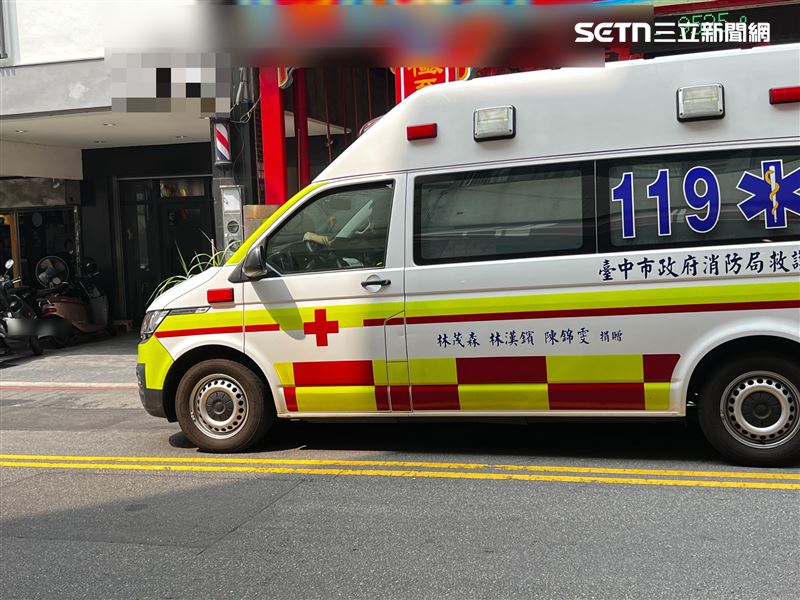 一名男子疑似自高處墜落，重摔於篤行教會旁路面，現場傳出巨響，路人見狀嚇得立刻報案。(示意圖/資料照)