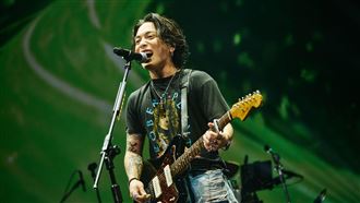 優里攻蛋沒唱中文〈乾燥花〉　散場偷偷放