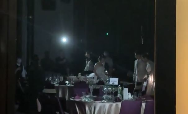 晶綺盛宴喊冤是台電問題，台電則說是會館自己設備跳脫。（圖／翻攝自爆料公社）