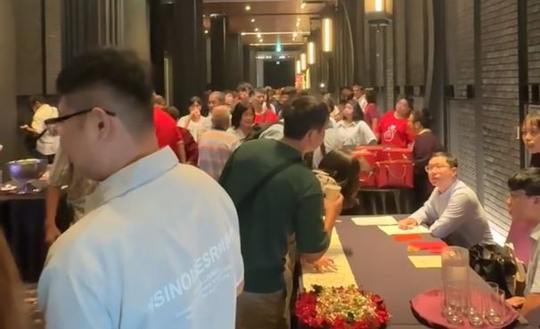 會場太熱，賓客全擠在走道上。（圖／翻攝自爆料公社）