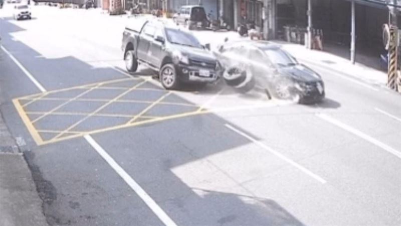 撞擊瞬間曝光，貨車被從旁邊高速削過，左前輪解體如跛腳，接著失控撞民宅。（圖／翻攝畫面）