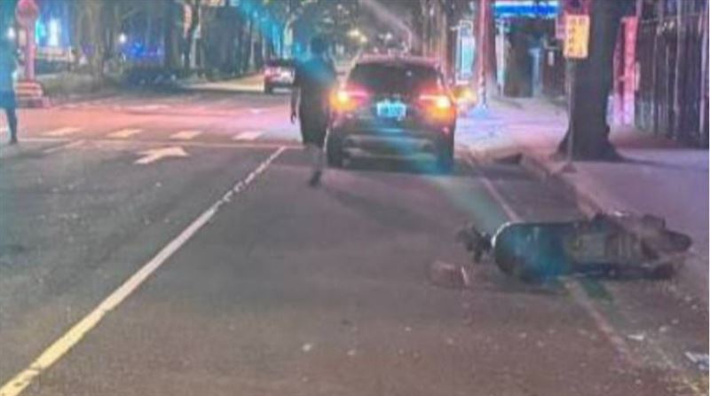 當時黃女獨自騎乘機車，行經路口時不明原因失控，先與路緣發生碰撞後重摔倒地。(圖/翻攝畫面)