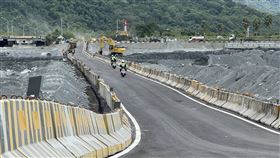 花蓮馬太鞍溪橋涵管便道提前通車花蓮馬太鞍溪橋遭堰塞湖溢流洪水沖斷，經過連日搶修，涵管便道10日下午3時提前通車。中央社記者張祈攝　114年10月10日