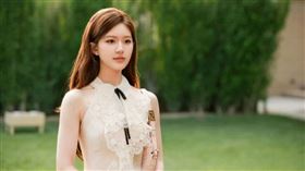 趙露思主演的都市劇《許我耀眼》播放量突破8億次。（圖／翻攝自趙露思微博）