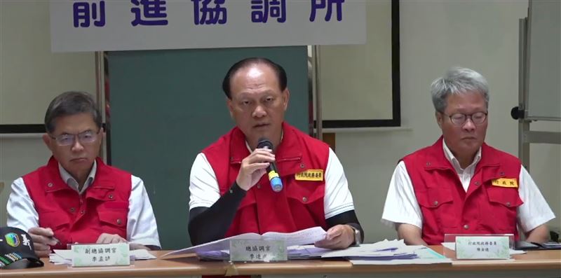 中央前進協調所總協調官季連成說明馬太鞍溪堰塞湖最新情況。（圖／翻攝自行政院臉書）