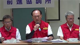 中央前進協調所總協調官季連成說明馬太鞍溪堰塞湖最新情況。（圖／翻攝自行政院臉書）