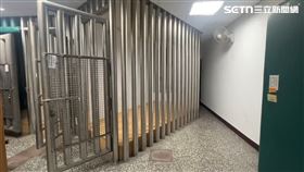 洪男送醫治療後，被送返分局拘留室。（圖／翻攝畫面）