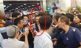 被問到誰適合當國民黨主席？馬英九兩度用手比向自己。（圖／翻攝畫面）