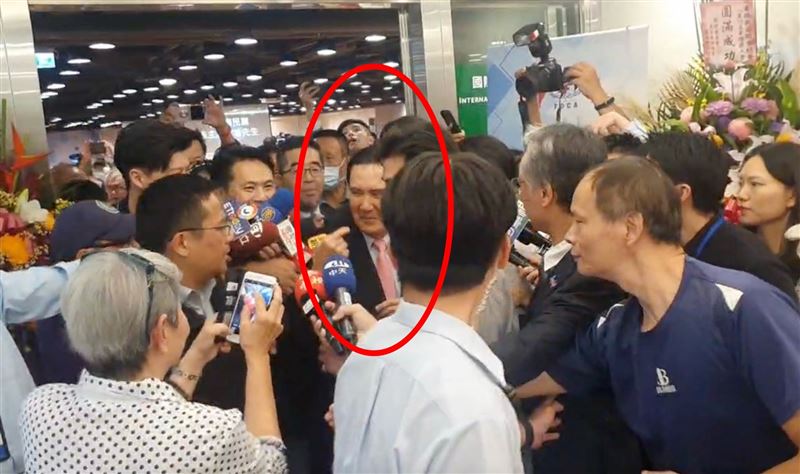 被問到誰適合當國民黨主席？馬英九兩度用手比向自己。（圖／翻攝畫面）