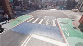 有網友在Threads貼出照片驚呼：「路修好後多了藍紫色方塊，這是幹嘛用的？」。（示意圖／翻攝google map）