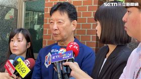 國民黨台北市議員柳采葳在趙少康陪同下進入中山分局報案。（圖／記者楊忠翰攝影）