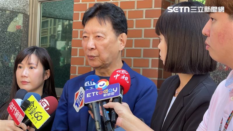 國民黨台北市議員柳采葳在趙少康陪同下進入中山分局報案。（圖／記者楊忠翰攝影）