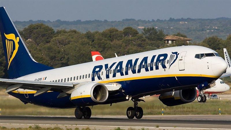 瑞安航空一架從比薩飛往英國的航班，受風暴「艾米」影響三度嘗試降落失敗，在空中盤旋近兩小時後發出「燃油遇險」緊急警報，當時油量僅剩6分鐘飛行時間。最終驚險備降曼徹斯特，乘客形容宛如身歷災難片場面，當局已介入調查。（圖／翻攝自瑞安航空網站）