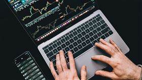 10月台股ETF首波除息秀中，計有新光00904、國泰00922兩檔黑馬ETF，預估年化配息率逾10%以上出線。（示意圖／PEXELS） 