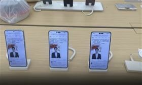 中國人覺醒造反！公車大螢幕、手機店「滿滿于朦朧」。（圖／翻攝自X）