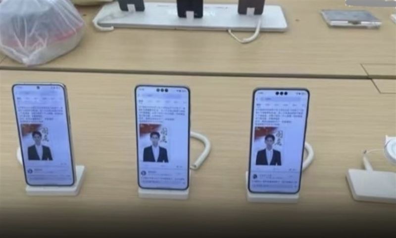 3C用品店的手機上出現于朦朧照片。（圖／翻攝自X）