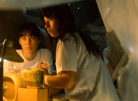 短片《假人的嘆息》偉莉莎（右）於片中飾演曾遭受侵害的少女角色，左為許乃涵。（圖／翻攝自高雄電影節官網）
