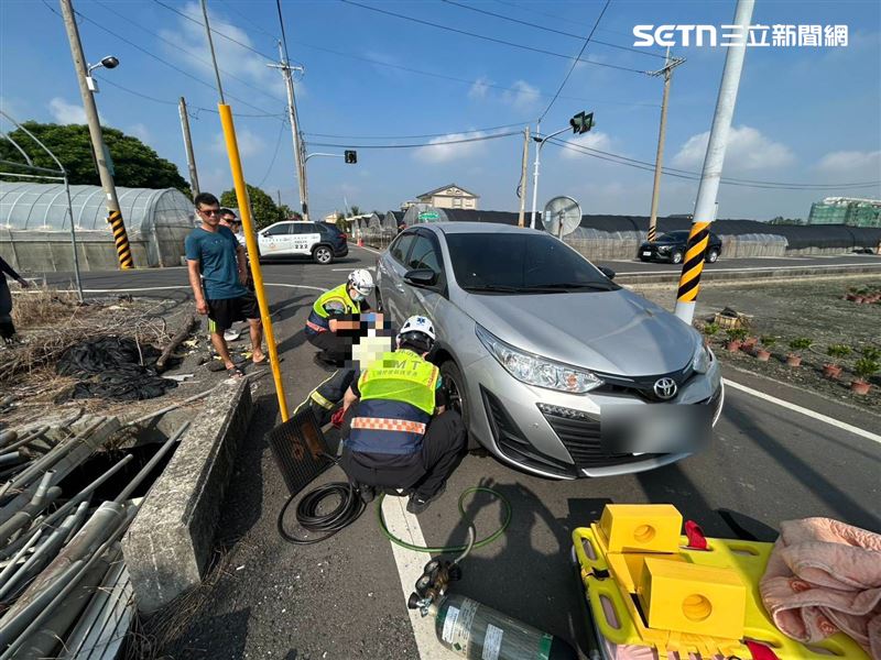 消防人員立即使用救助頂舉袋將小客車頂起，成功將受困阿嬤脫困。（圖／翻攝畫面）