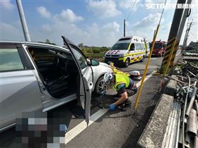 轎車路口撞機車　79歲彰化嬤壓車底不治（圖／翻攝畫面）