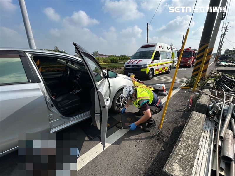 救難人員趕抵現場時，發現79歲阿嬤倒臥車底動彈不得，機車碎片散落一地，情況相當危急。（圖／翻攝畫面）